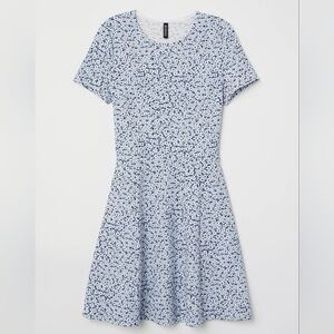 Floral Blue and White Women's Short Sleeve Dress H&M Size 6